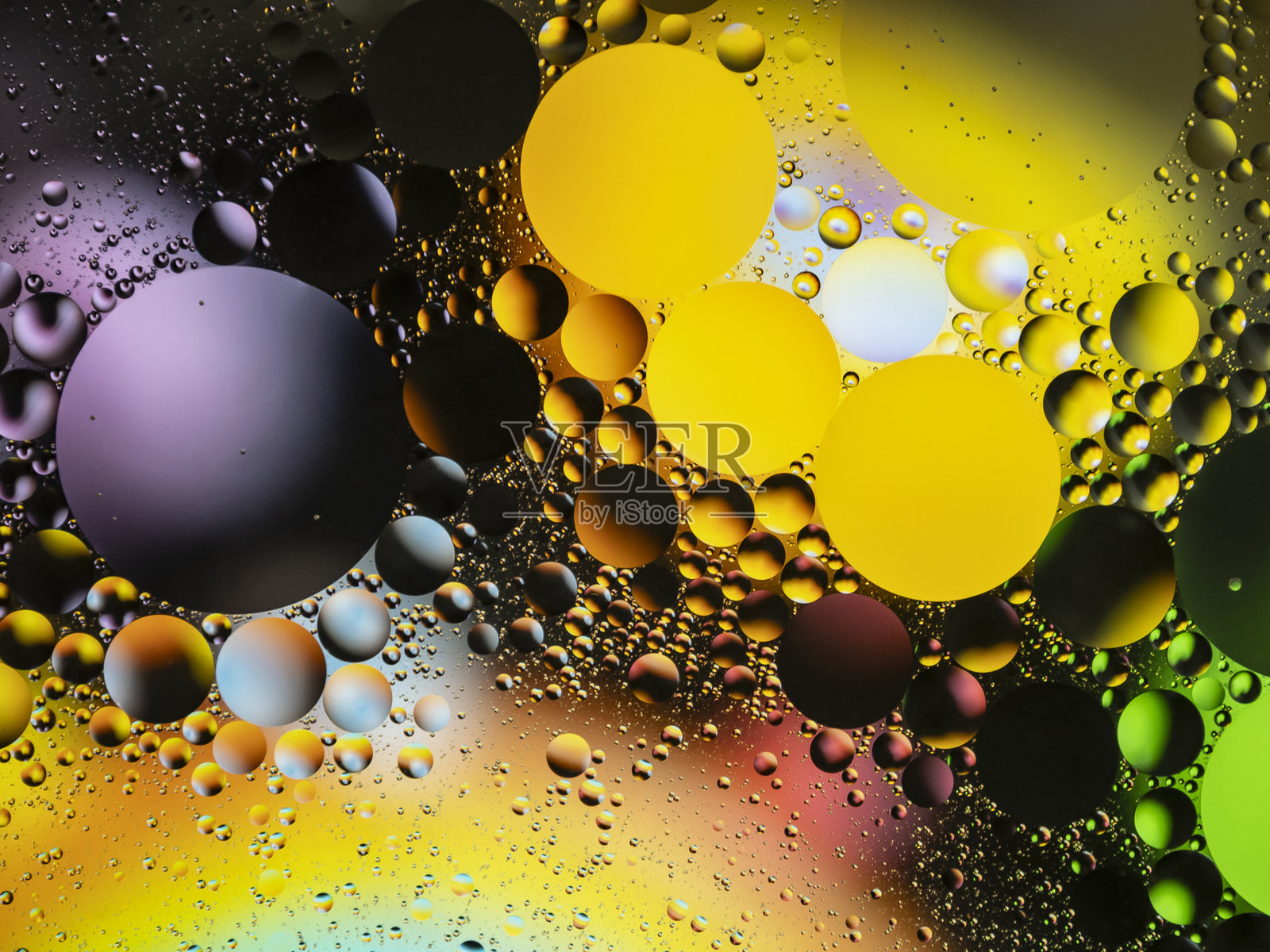 水面上色彩斑斓的油泡与生动的光线照片摄影图片