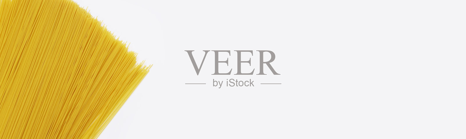 生的黄色意大利面在白色背景上照片摄影图片