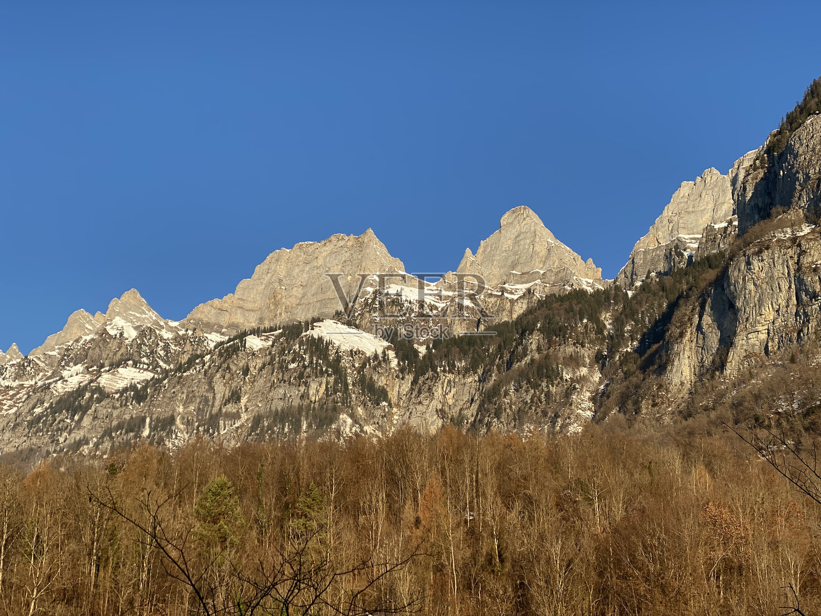 楚尔菲尔斯特山脉陡峭的岩石峰顶,位于瓦伦湖和瑞士瓦伦施塔特贝格镇上方照片摄影图片