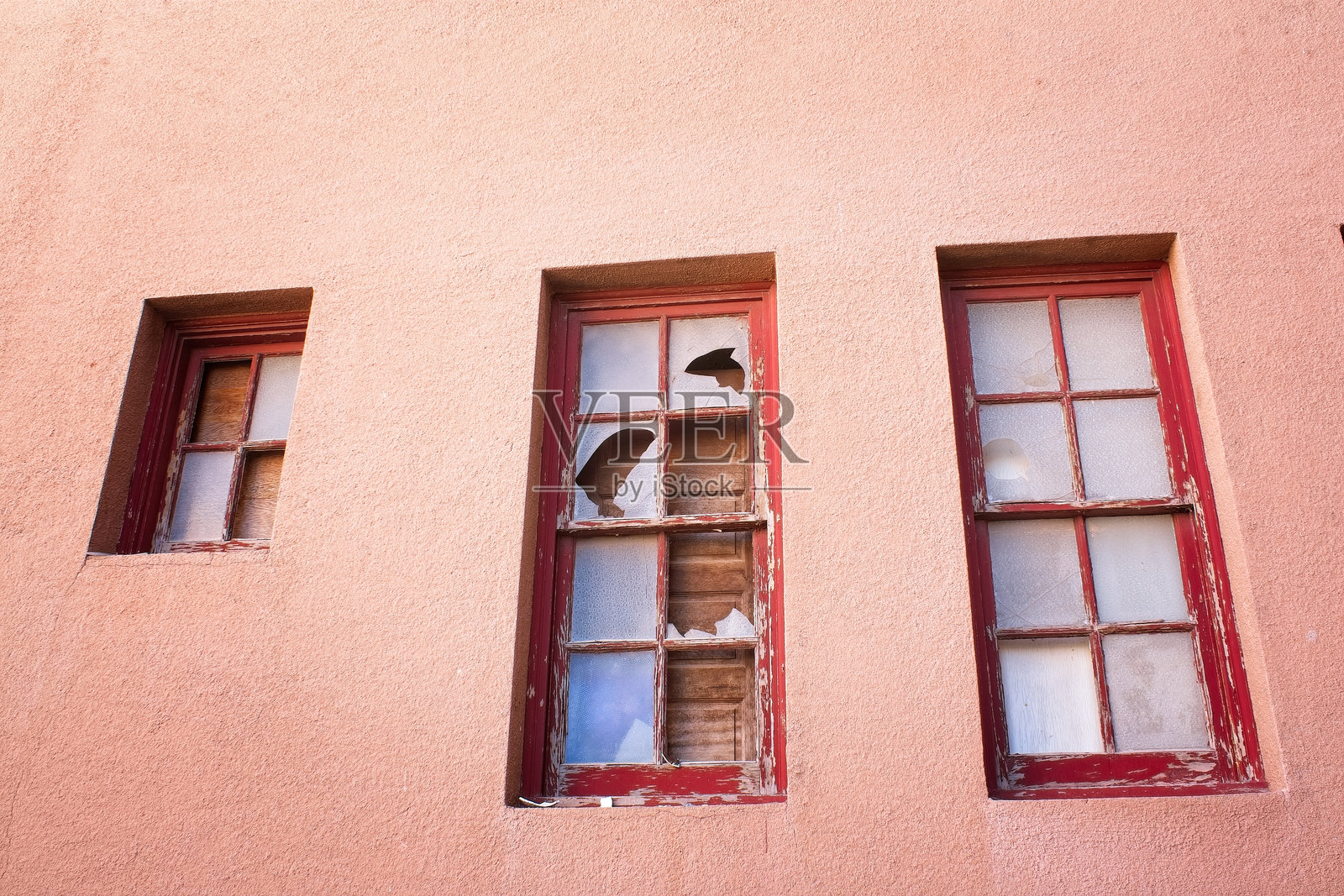亚利桑那州杰罗姆鬼镇一座老建筑的破窗户。照片摄影图片
