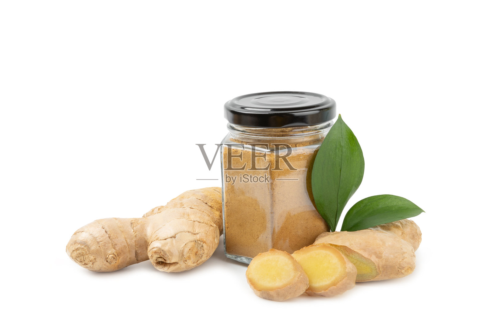 新鲜姜在白色背景上。干姜。切片姜。姜根。传统替代医学,增强免疫力的疗愈茶。特写。照片摄影图片