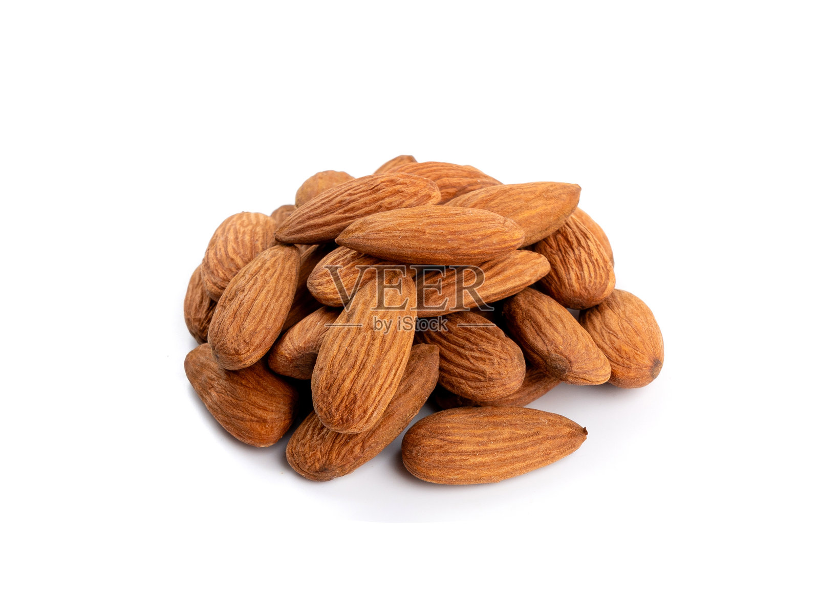 孤立的杏仁堆,坚果组合,杏仁种子,棕色散落的果仁在白色背景上照片摄影图片