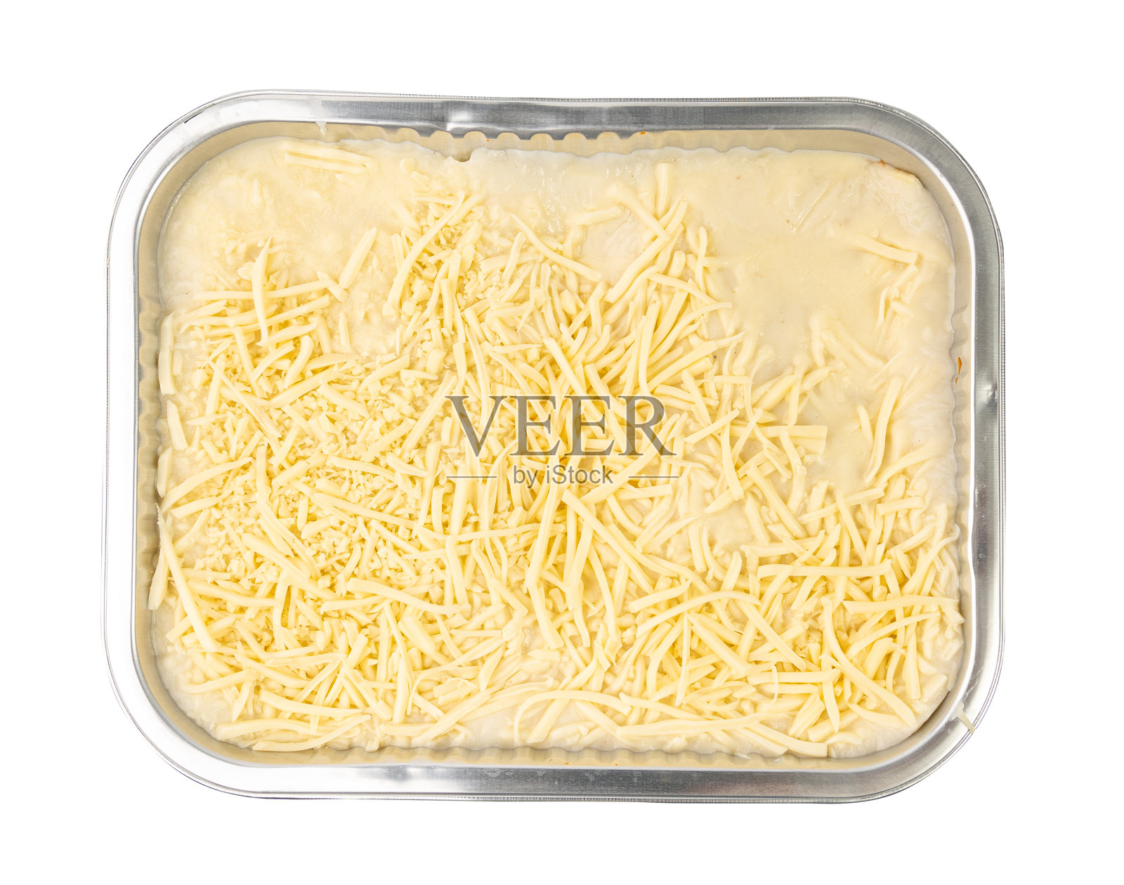 铝箔托盘中的千层面份量,隔离。适合加热的烤千层面,容器,飞机餐。照片摄影图片