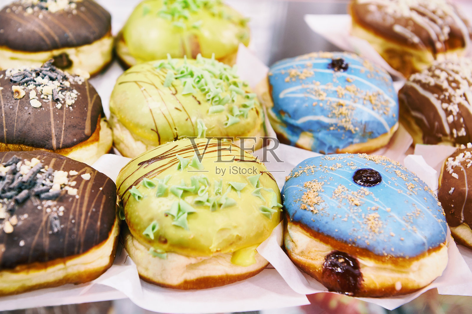 咖啡店里的糖霜蛋糕照片摄影图片