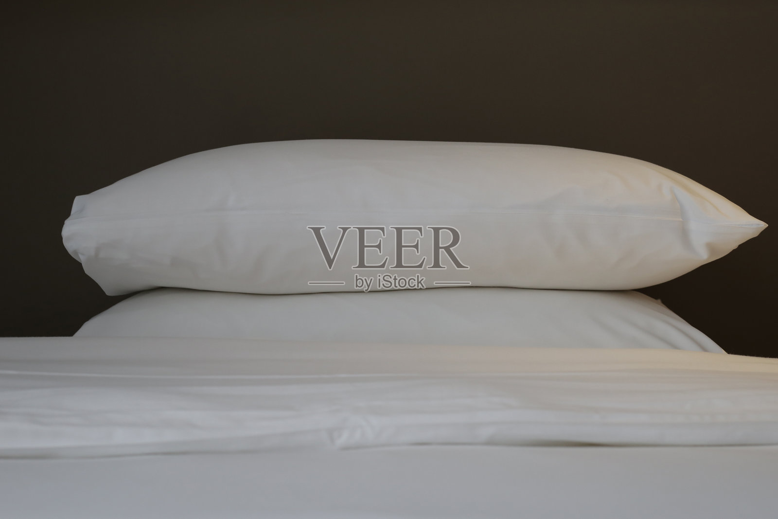 酒店卧室里的床和枕头照片摄影图片