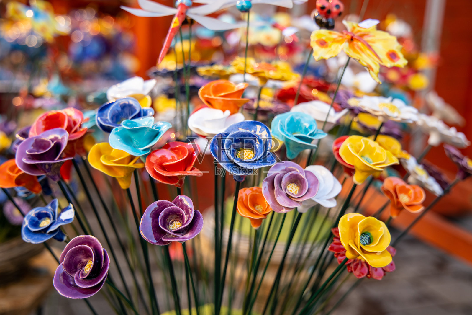 欧洲城市中心的圣诞市场上的圣诞装饰照片摄影图片