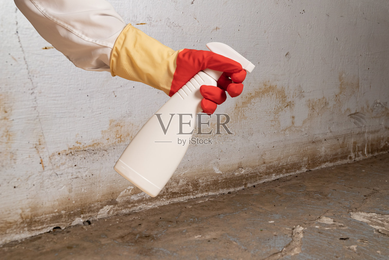 人们在住宅楼的墙壁上发现了霉菌,经过装修后。照片摄影图片