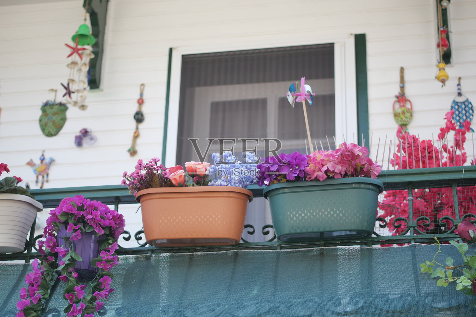 一个美丽迷人的阳台,装饰着五彩缤纷的花朵和一面传统的土耳其国旗照片摄影图片