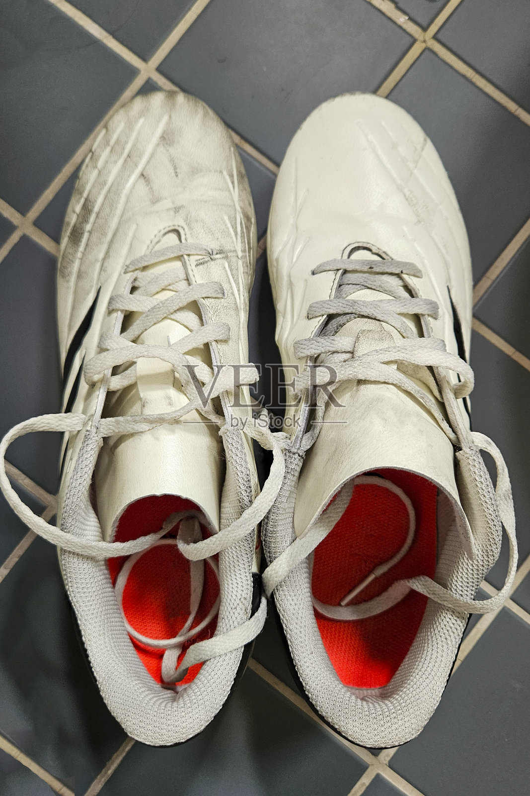 足球鞋 - 一只脏的,另一只干净的照片摄影图片