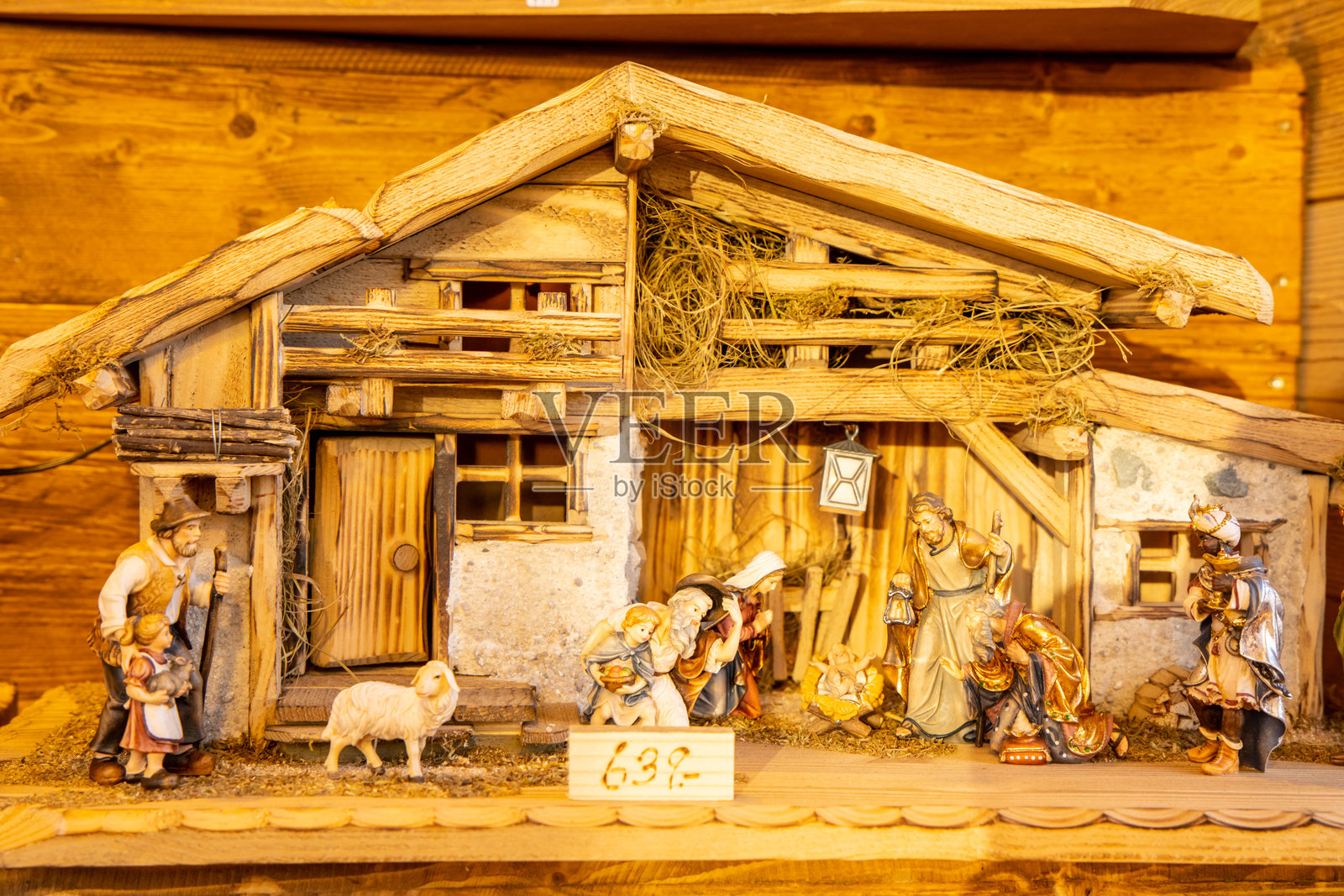 欧洲城市中心的圣诞市场上的圣诞装饰照片摄影图片