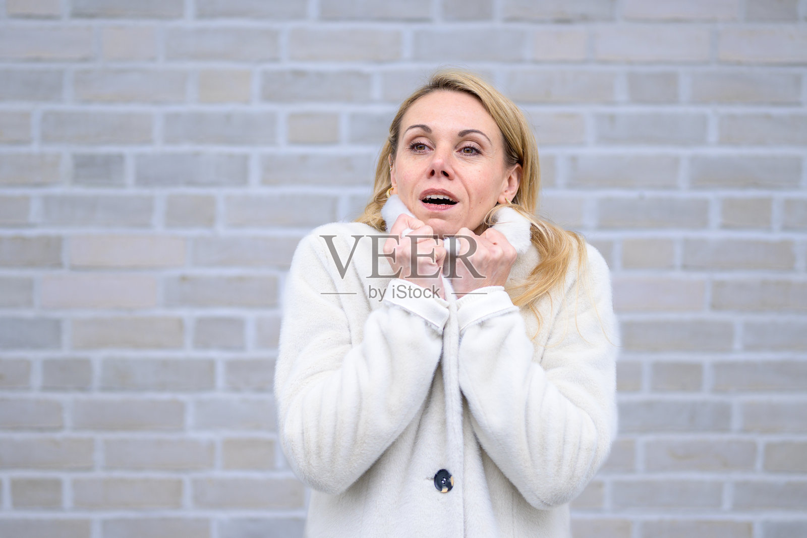 穿白大褂的惊讶女性照片摄影图片