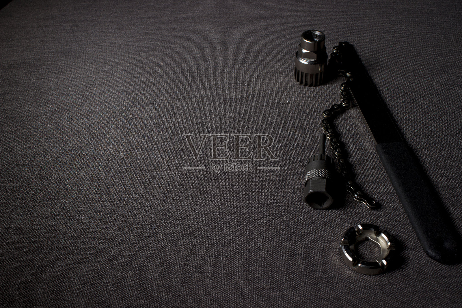 黑色背景上的自行车维修和修理工具,留有商品或文字的位置照片摄影图片