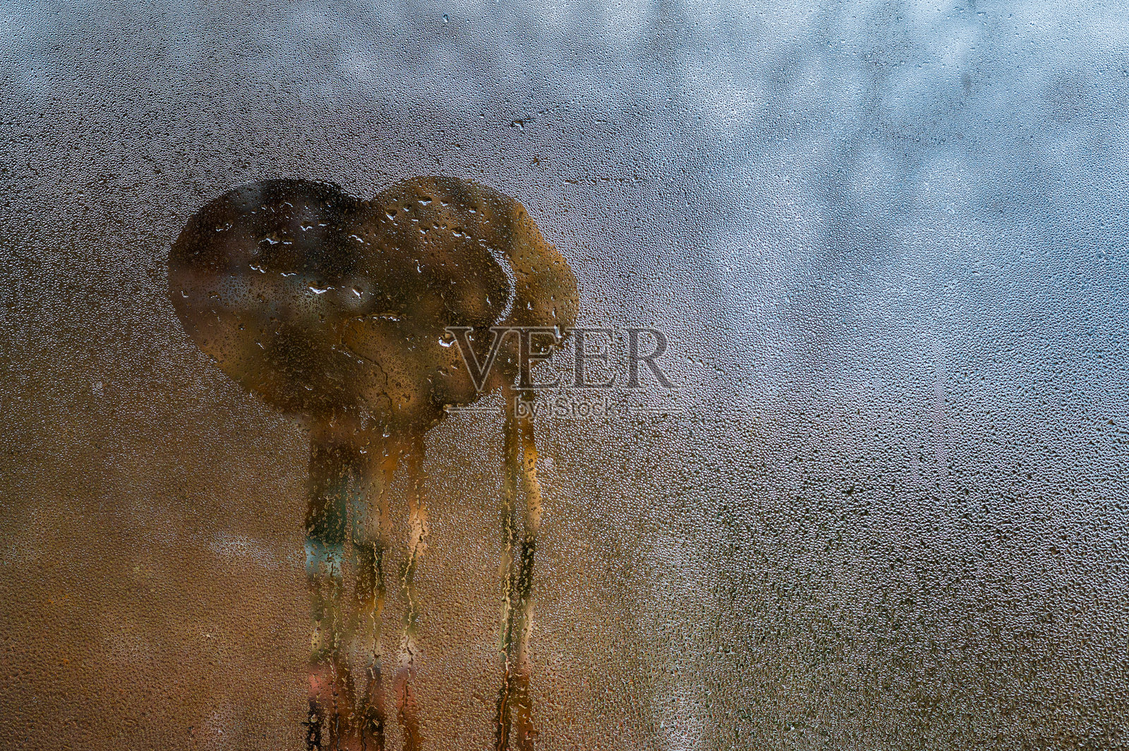 湿润窗户上的心形图案。爱的概念。照片摄影图片