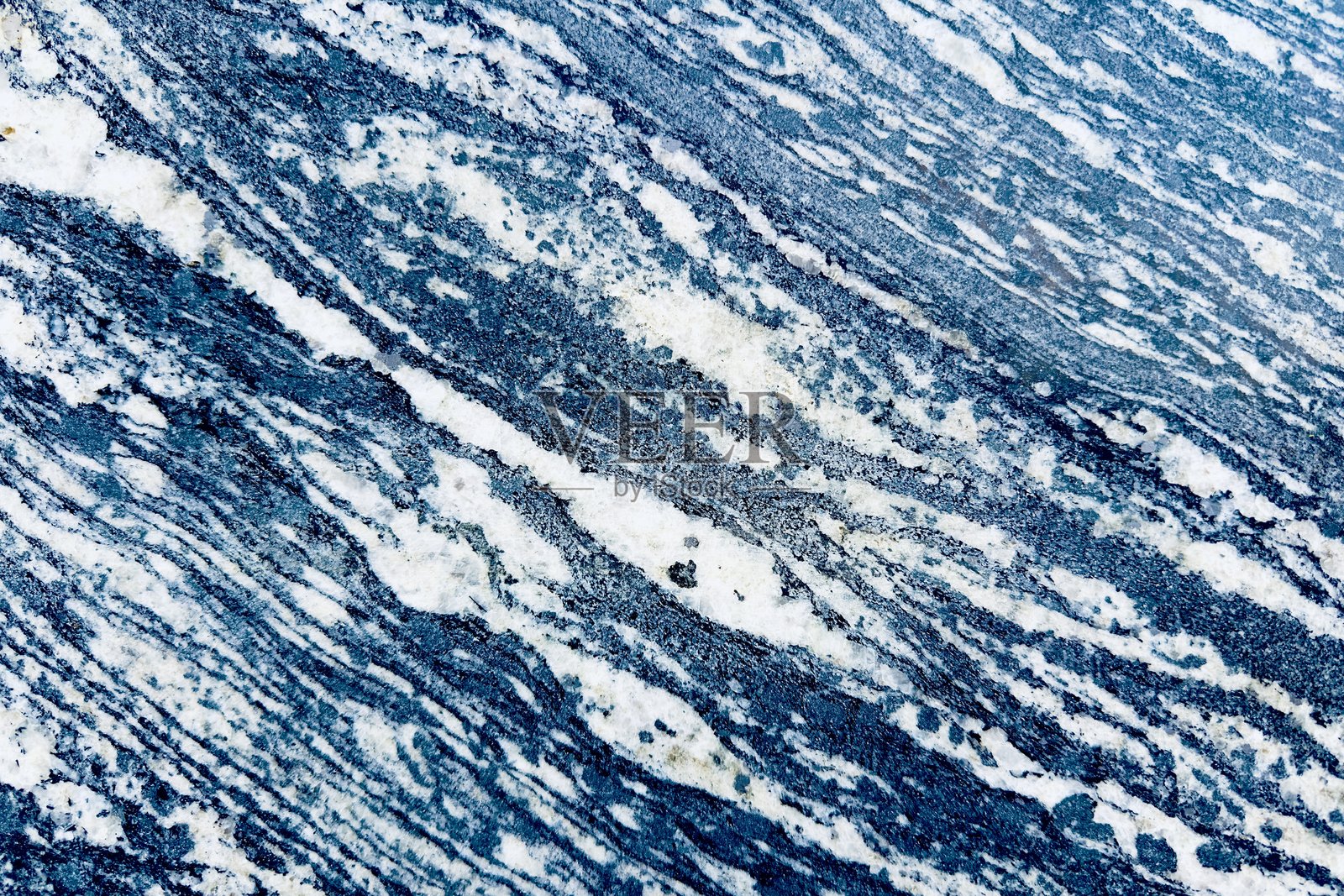 自然大理石的蓝色、灰色和白色图案,或带有色彩线条和波浪的大理石,使其看起来自然流畅。图案复杂,纹理丰富,背景为黑色。照片摄影图片