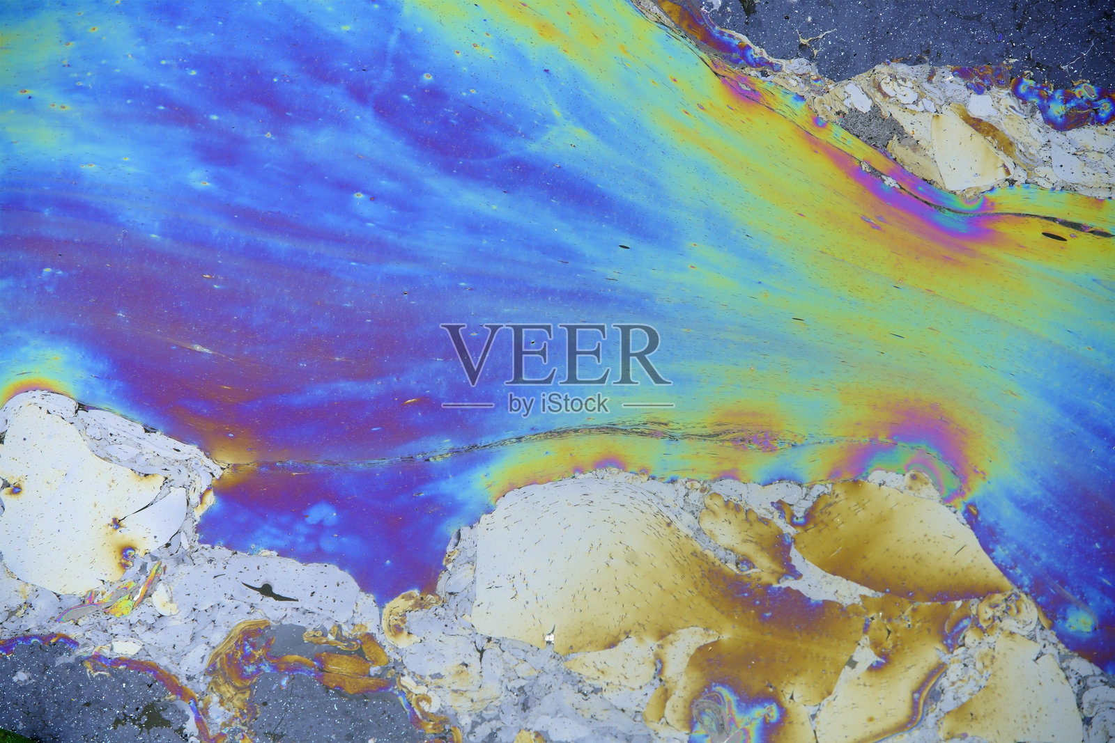 湿润表面上的五彩油膜,展现出迷人的图案照片摄影图片