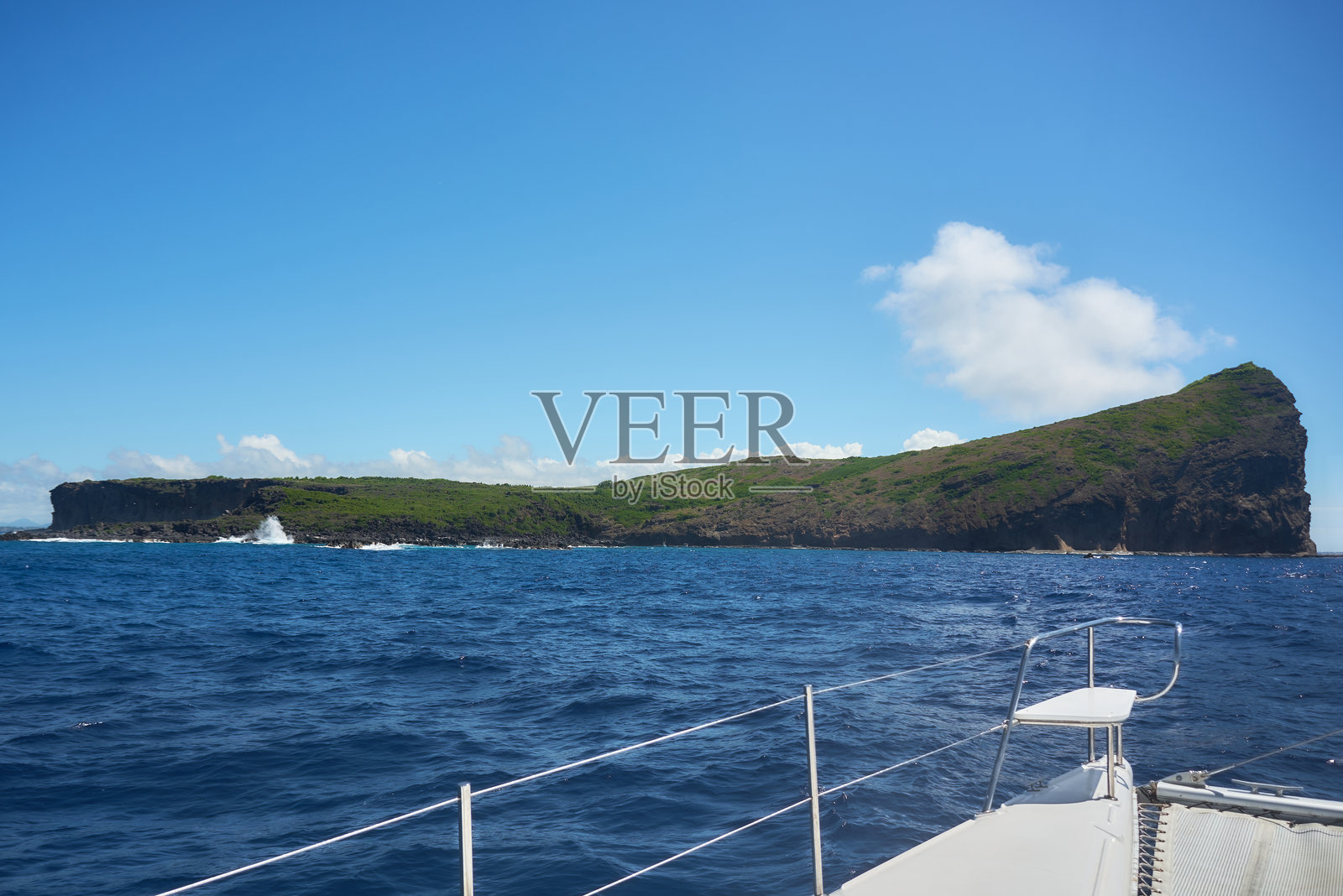 米尔角(炮手石),是一个位于毛里求斯北海岸8公里处的受保护岛屿,以其陡峭的轮廓和丰富的鸟类而闻名,但不对游客开放。游艇上的近距离视角。照片摄影图片