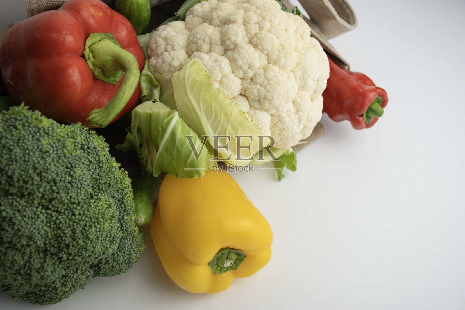 蔬菜放在白色的桌子上。照片摄影图片