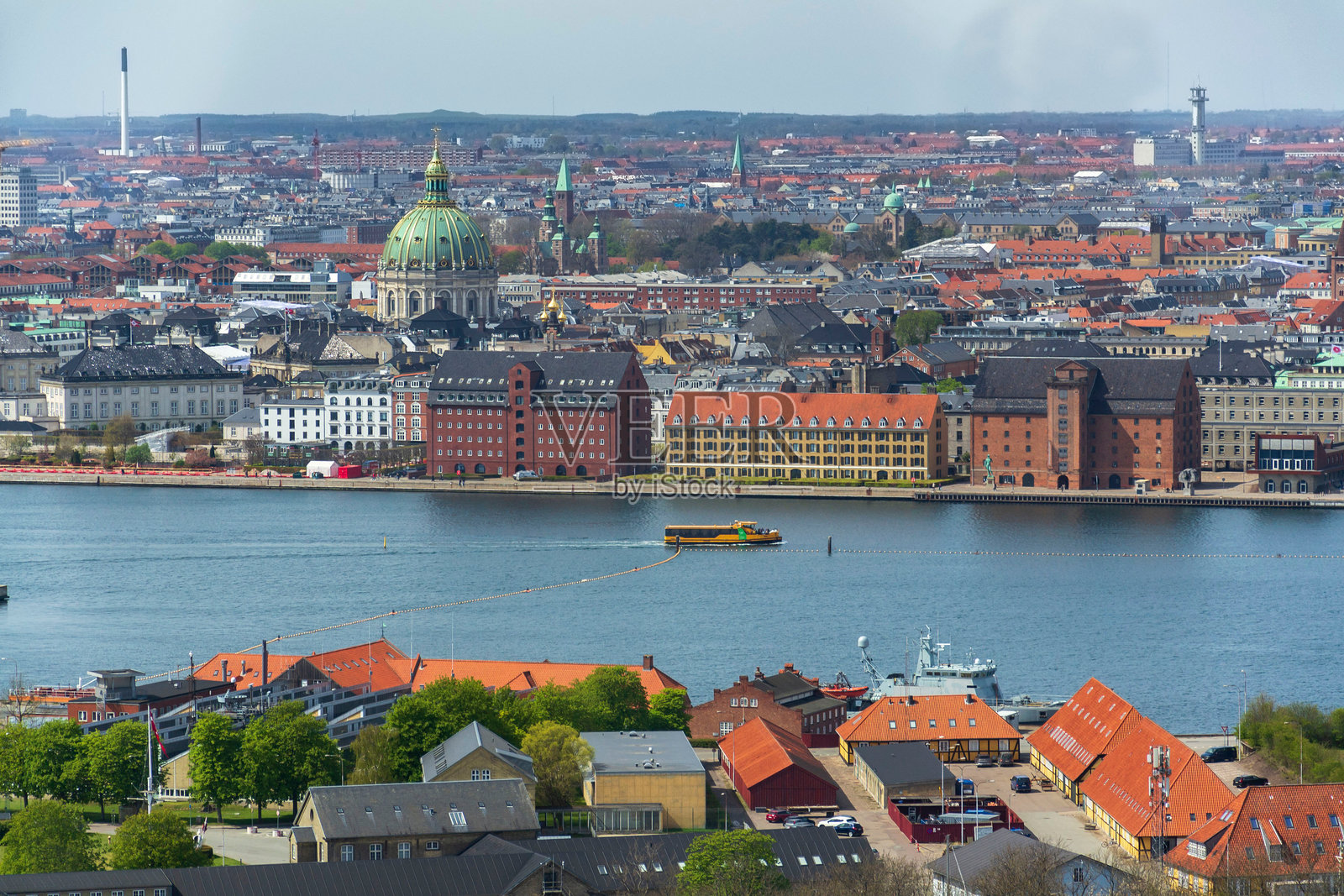 哥本哈根城市天际线在阳光明媚的春天,鸟瞰图,丹麦照片摄影图片