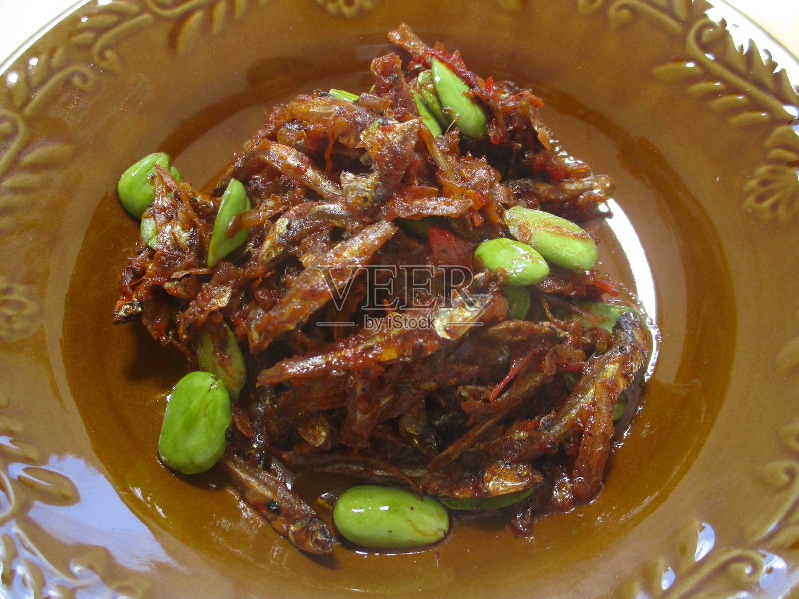 炒凤尾鱼和臭豆照片摄影图片