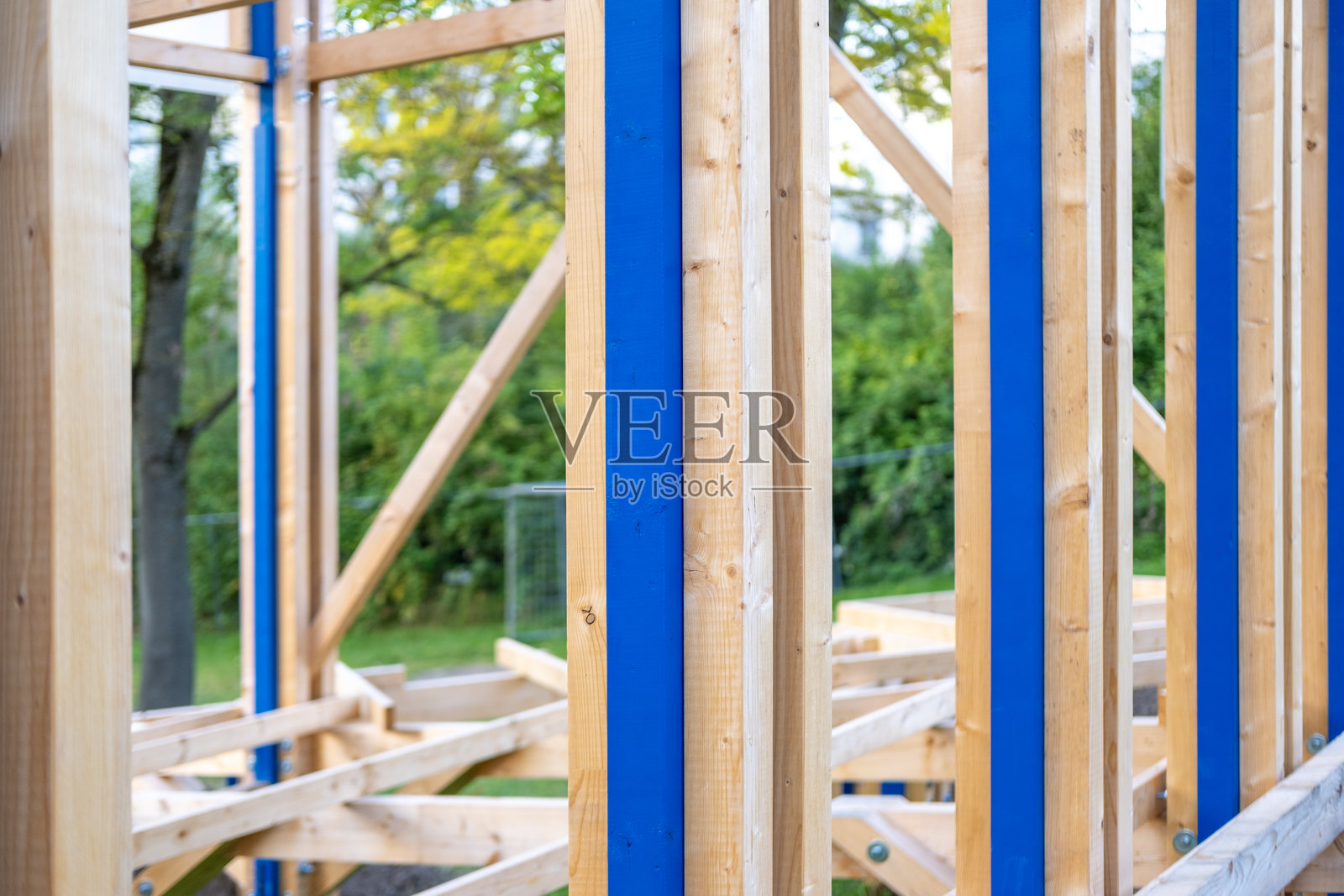 在自然光下,结构木梁形成的商业建筑框架正在施工中,结构元素,原材料照片摄影图片