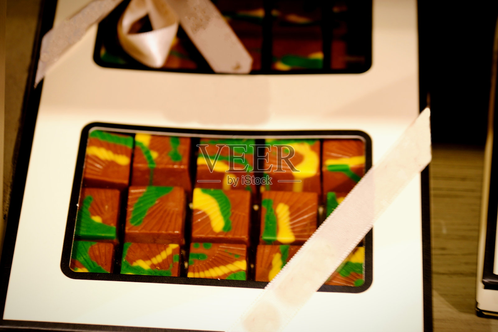 迪拜巧克力的特写,装在礼品包装中。照片摄影图片