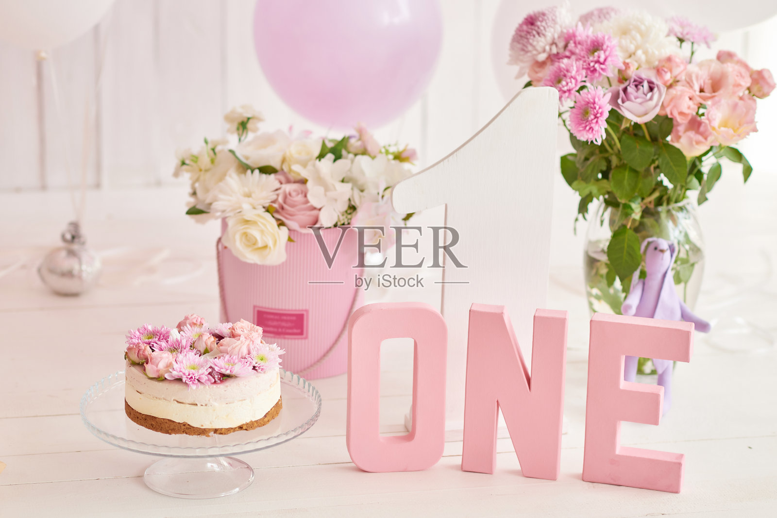 一岁生日蛋糕破碎装饰,生日拍照区照片摄影图片