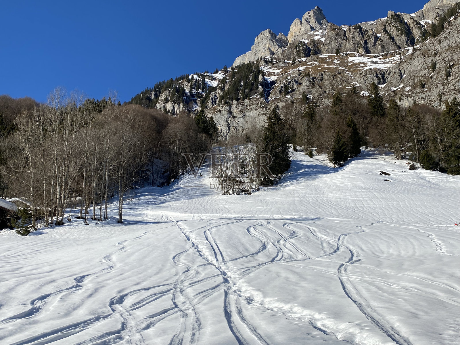 美妙的冬季徒步旅行小径和在瑞士阿尔卑斯山的清新雪覆盖下,瓦伦湖或瓦伦施塔特湖(Walensee)及瓦伦施塔特山 - 圣加仑州,瑞士照片摄影图片
