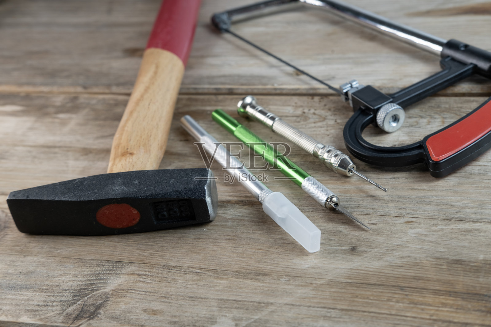 创意项目手工工具:拼图锯、刀具和电钻整齐地摆放在工作台上,手工制作必备工具照片摄影图片