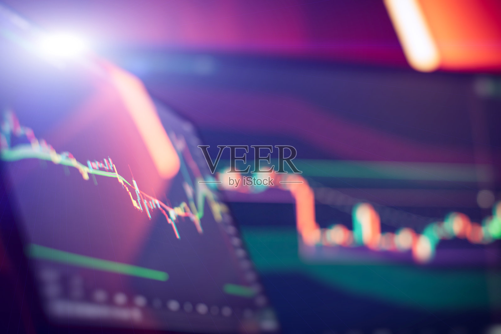抽象的数字金融图表,包含彩色蜡烛图、趋势线和网络数据可视化照片摄影图片