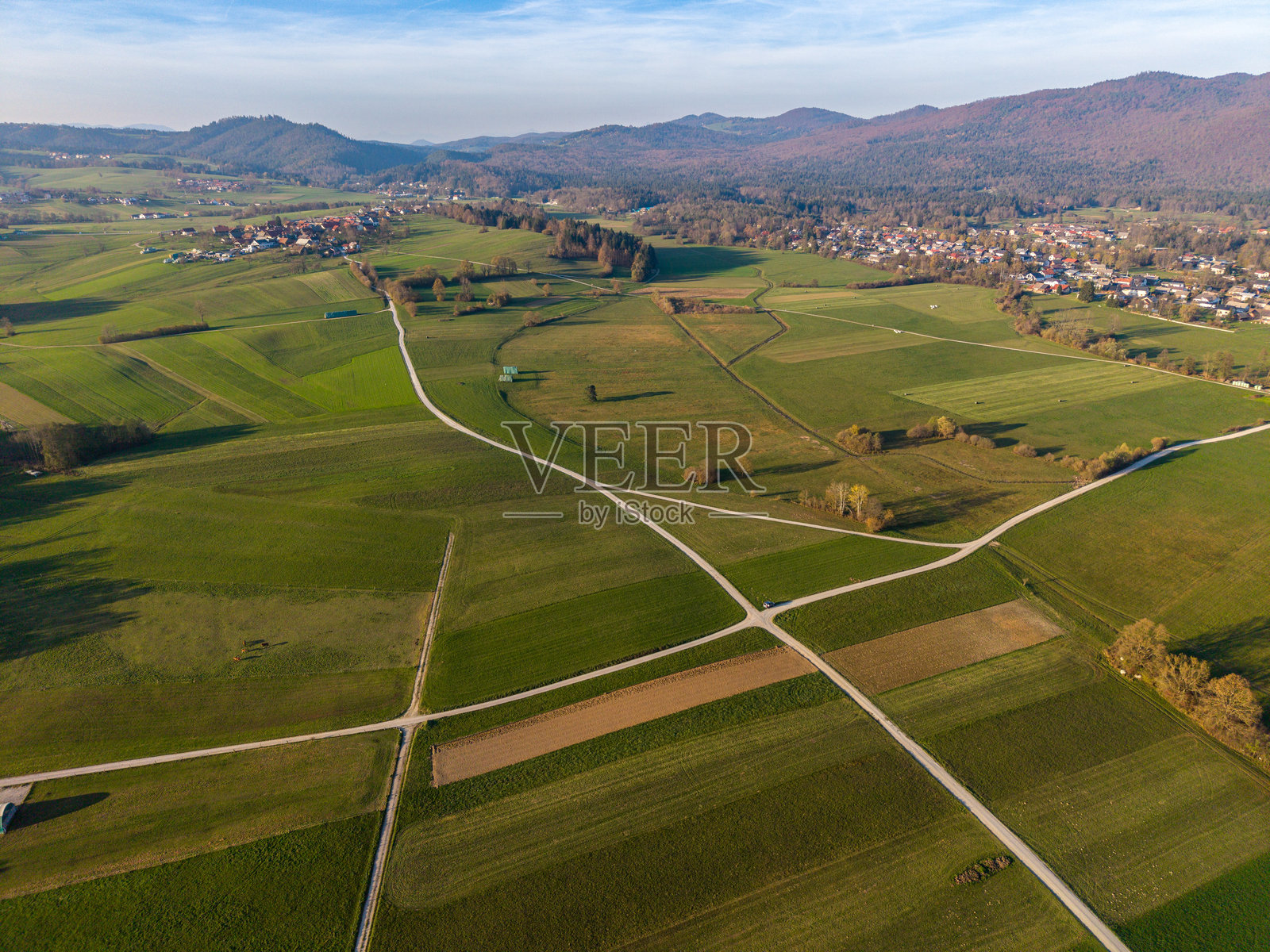 乡村风景的空中视角,展现田野和十字路口照片摄影图片
