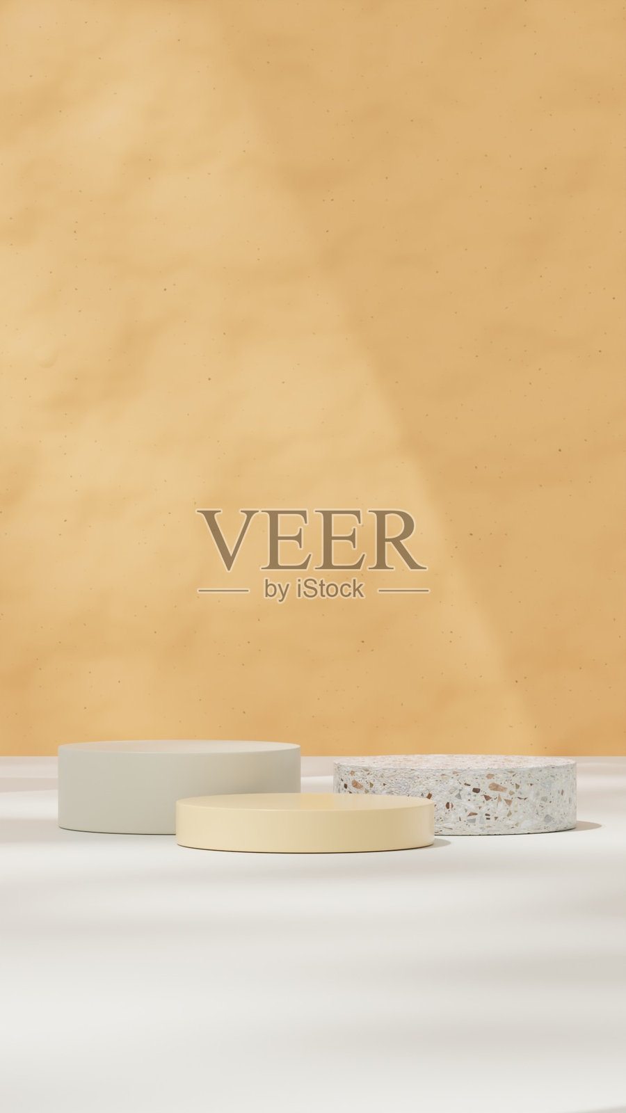 一个空旷的场景,展示架和讲台在橙色背景下,柔和细腻的阴影,呈竖向布局。照片摄影图片