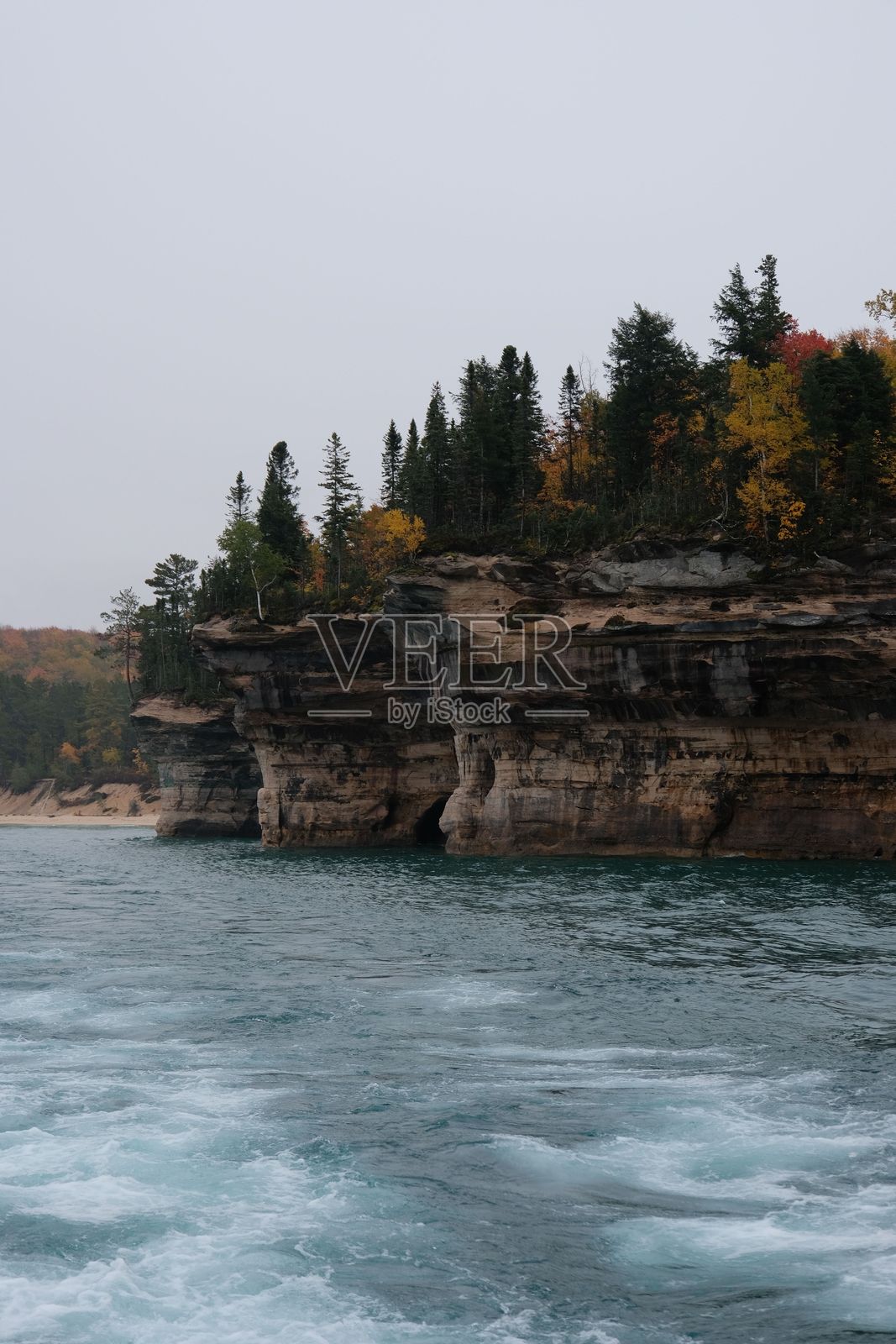 秋季色彩的皮克特岩石悬崖。照片摄影图片
