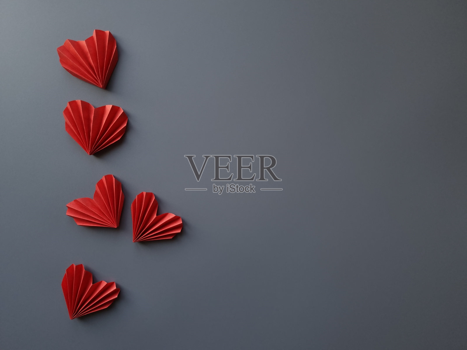 灰色背景上的红色心形图案照片摄影图片