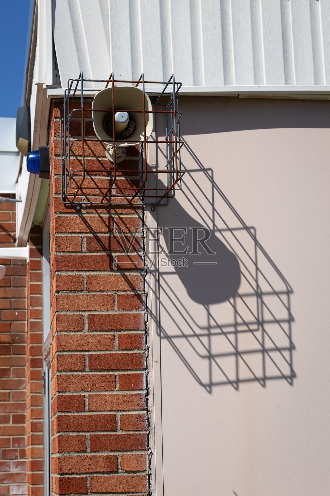 建筑物上安装的运动扬声器照片摄影图片