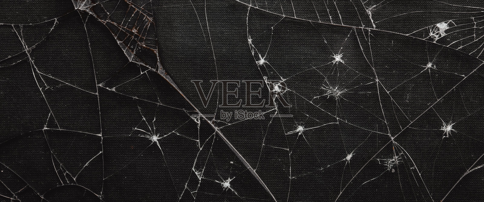 玻璃上的图案破裂。玻璃受损。裂纹纹理。照片摄影图片
