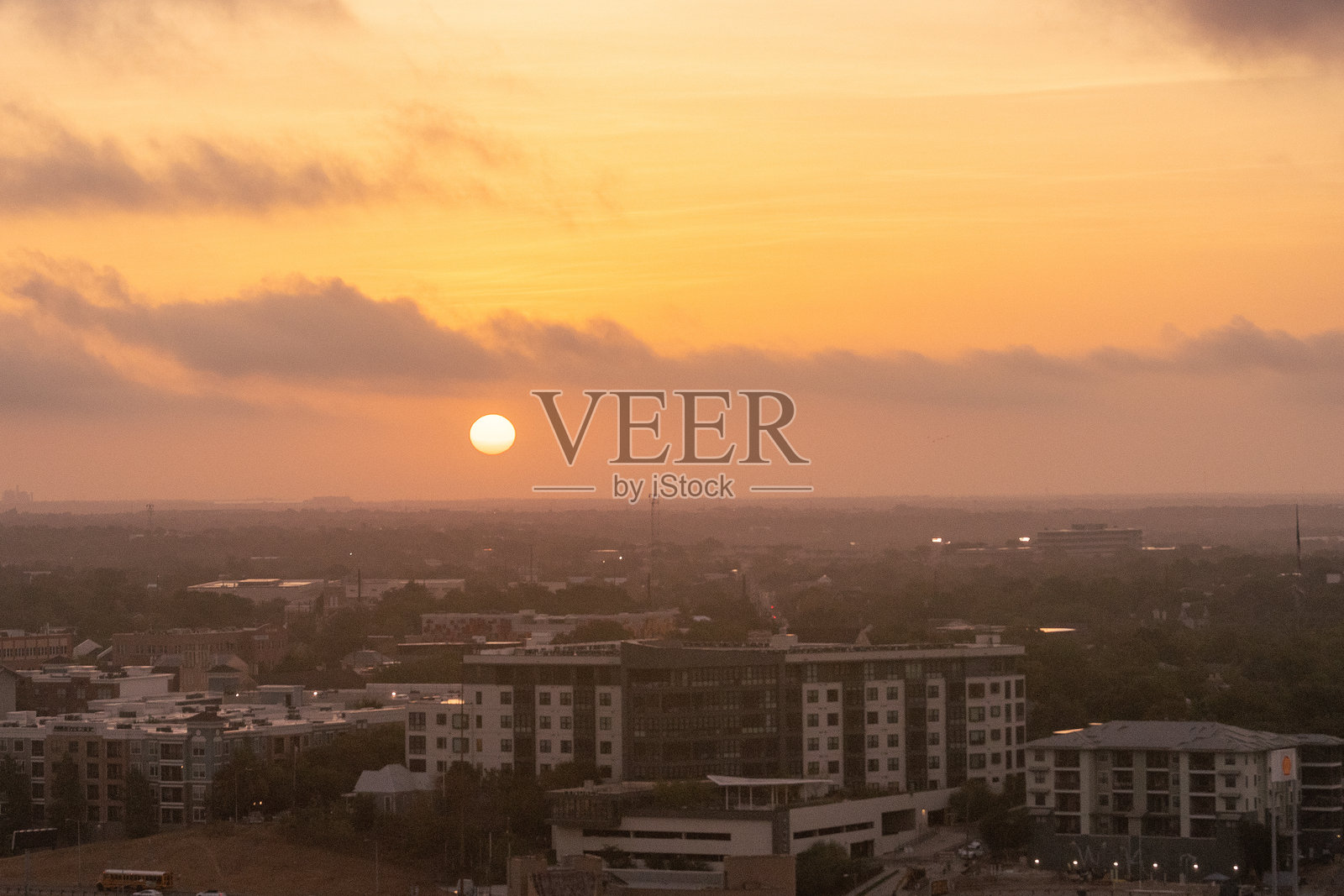 德克萨斯州奥斯丁的日出,正值危险的夏季热浪期间照片摄影图片