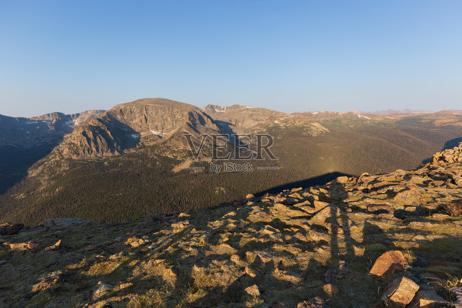 落基山国家公园笼罩在科罗拉多州火灾的森林火烟中照片摄影图片