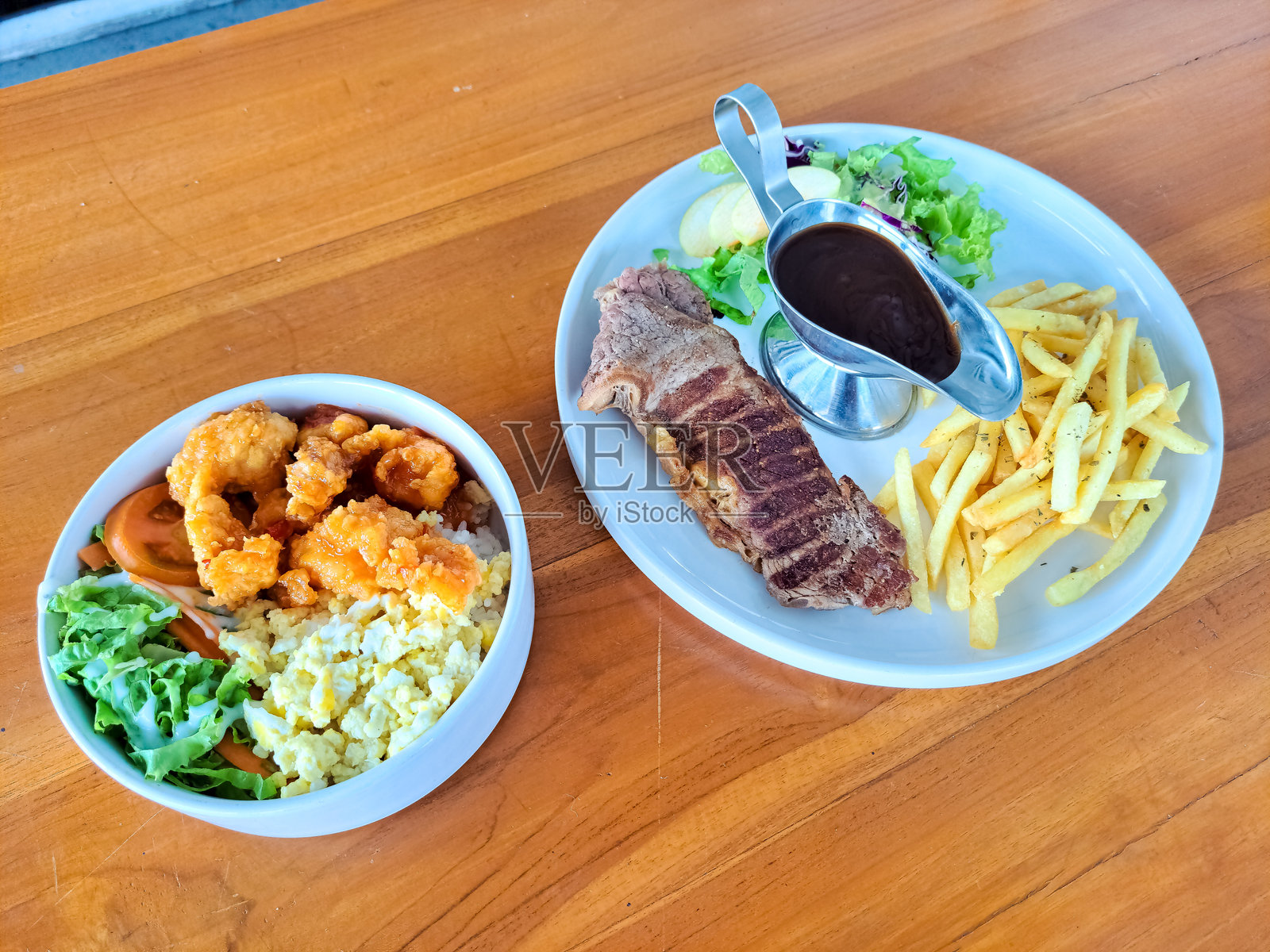 美味的曼谷鸡肉饭碗,配米饭、曼谷鸡肉、炒蛋和沙拉。美国牛肉西冷牛排,配牛肉、烤苹果、薯条、沙拉和浓缩酱。菜单。照片摄影图片