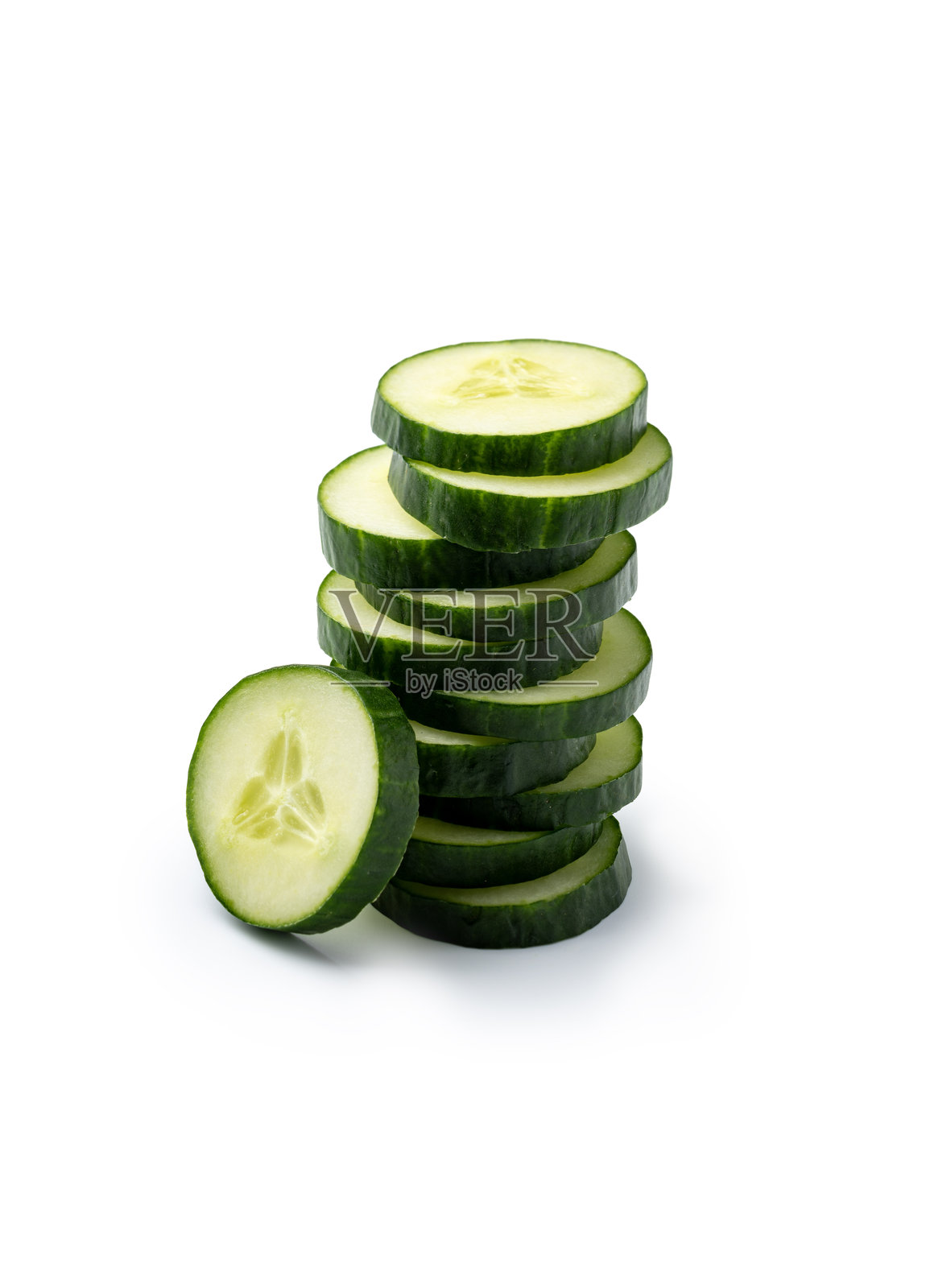 堆叠的黄瓜片。照片摄影图片