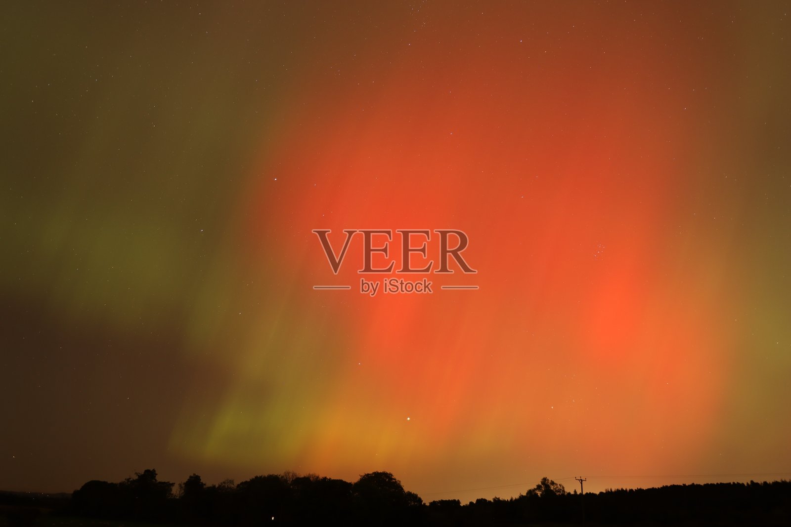 诺森伯兰上空的红色和绿色北极光照片摄影图片