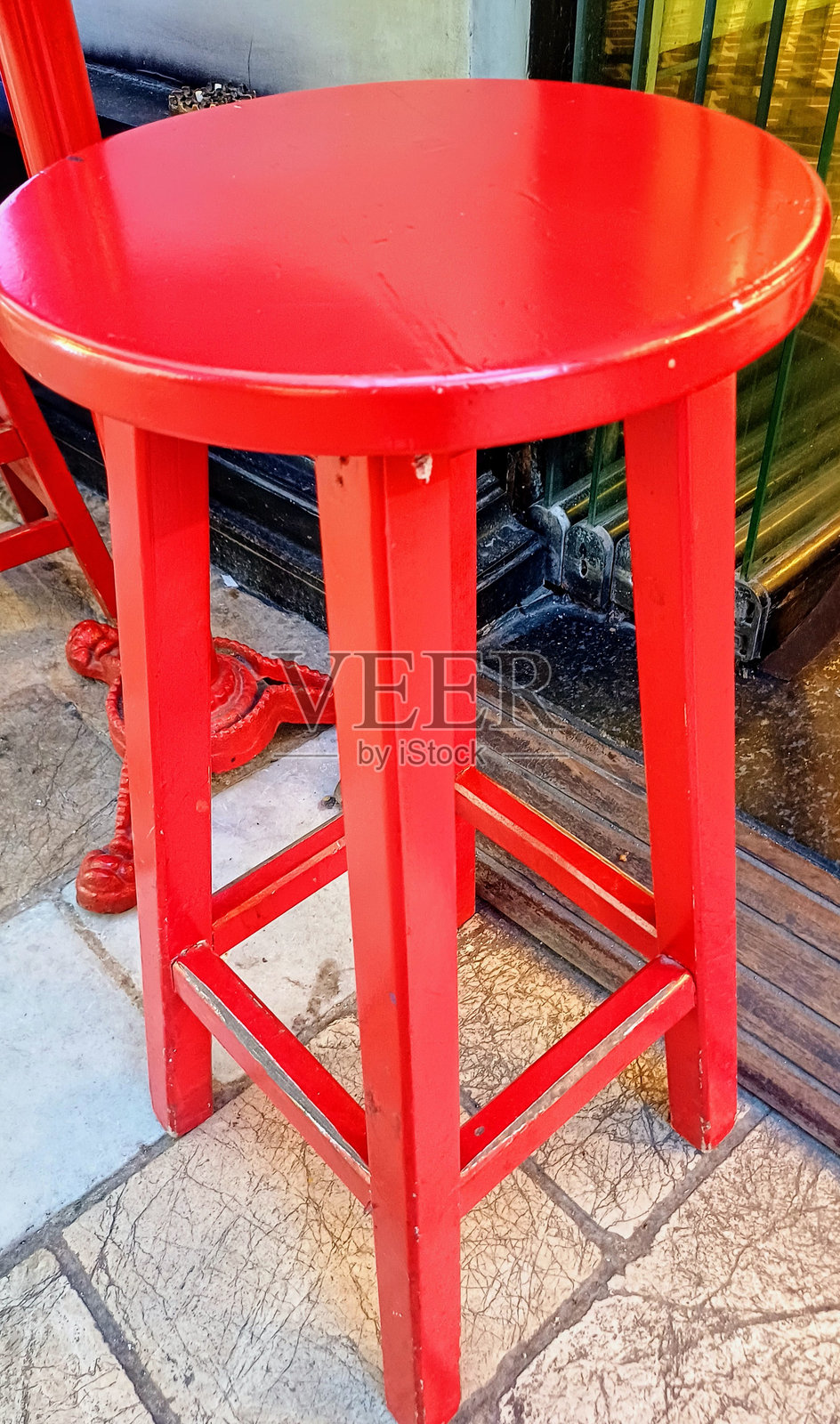 红色木凳。吧椅。照片摄影图片