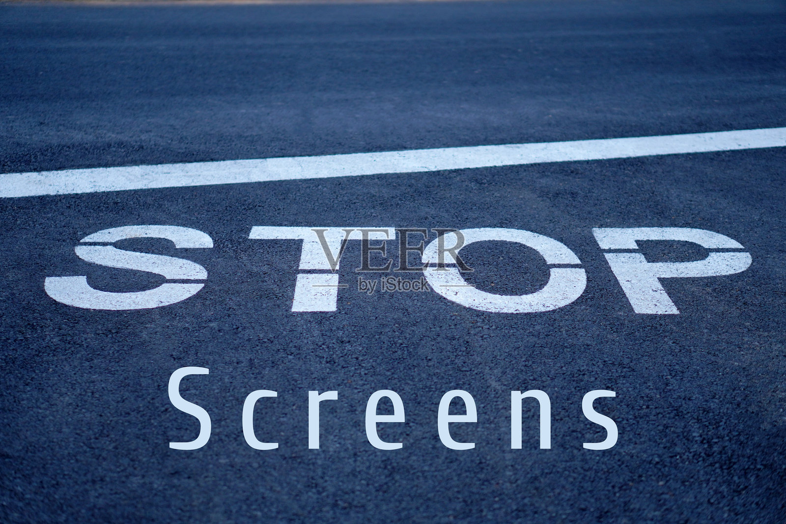 停止使用屏幕的概念。由于儿童和成人对数字屏幕的上瘾和过度接触而导致的社会问题。照片摄影图片