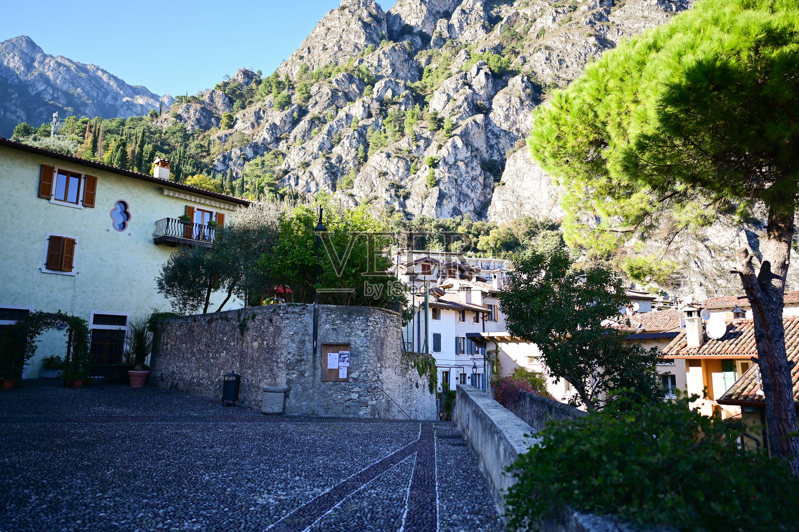 色彩斑斓的建筑依偎在壮丽的山脉旁照片摄影图片