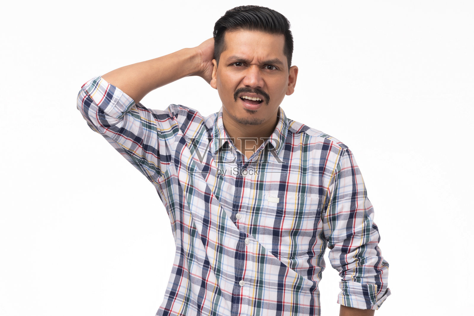 年轻印度男子穿着格子衬衫的肖像,背景为白色照片摄影图片