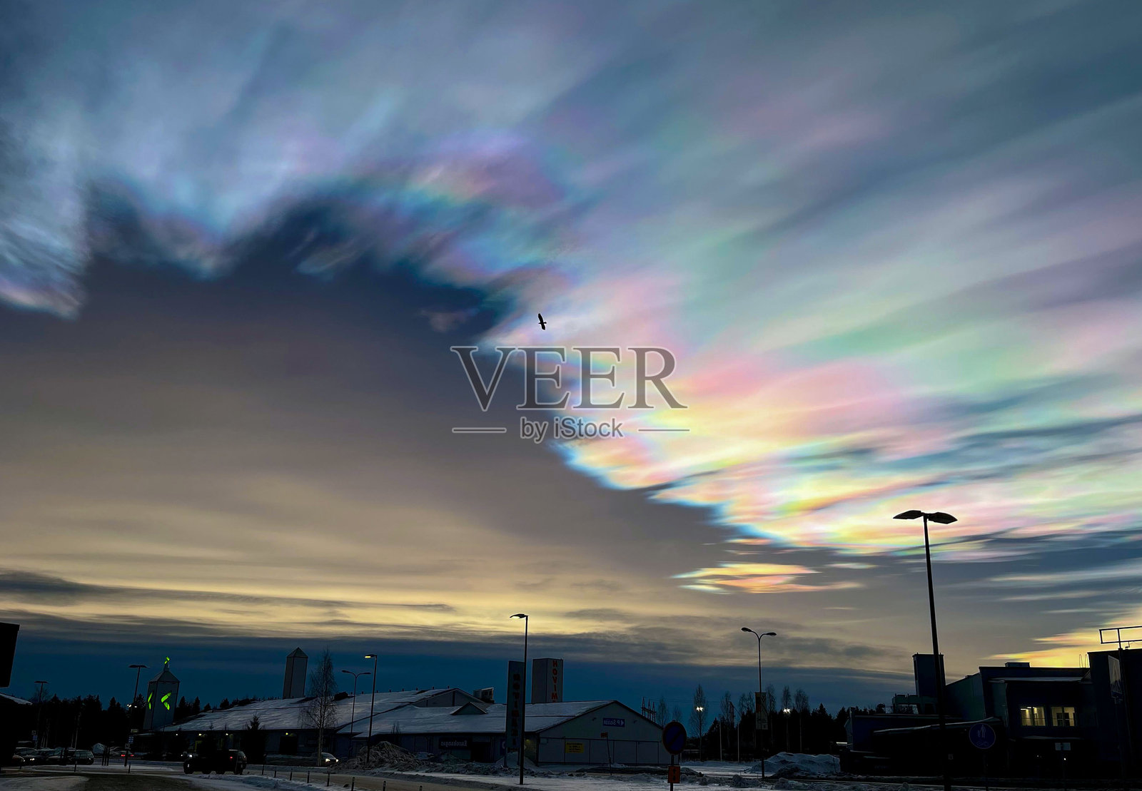 拉普兰小镇上空的北极光与浪漫的天空。照片摄影图片