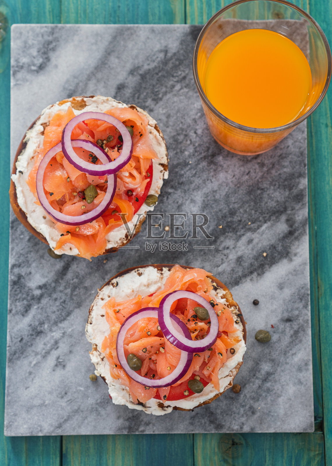 美味的贝果配烟熏三文鱼和奶油奶酪,适合早餐享用照片摄影图片