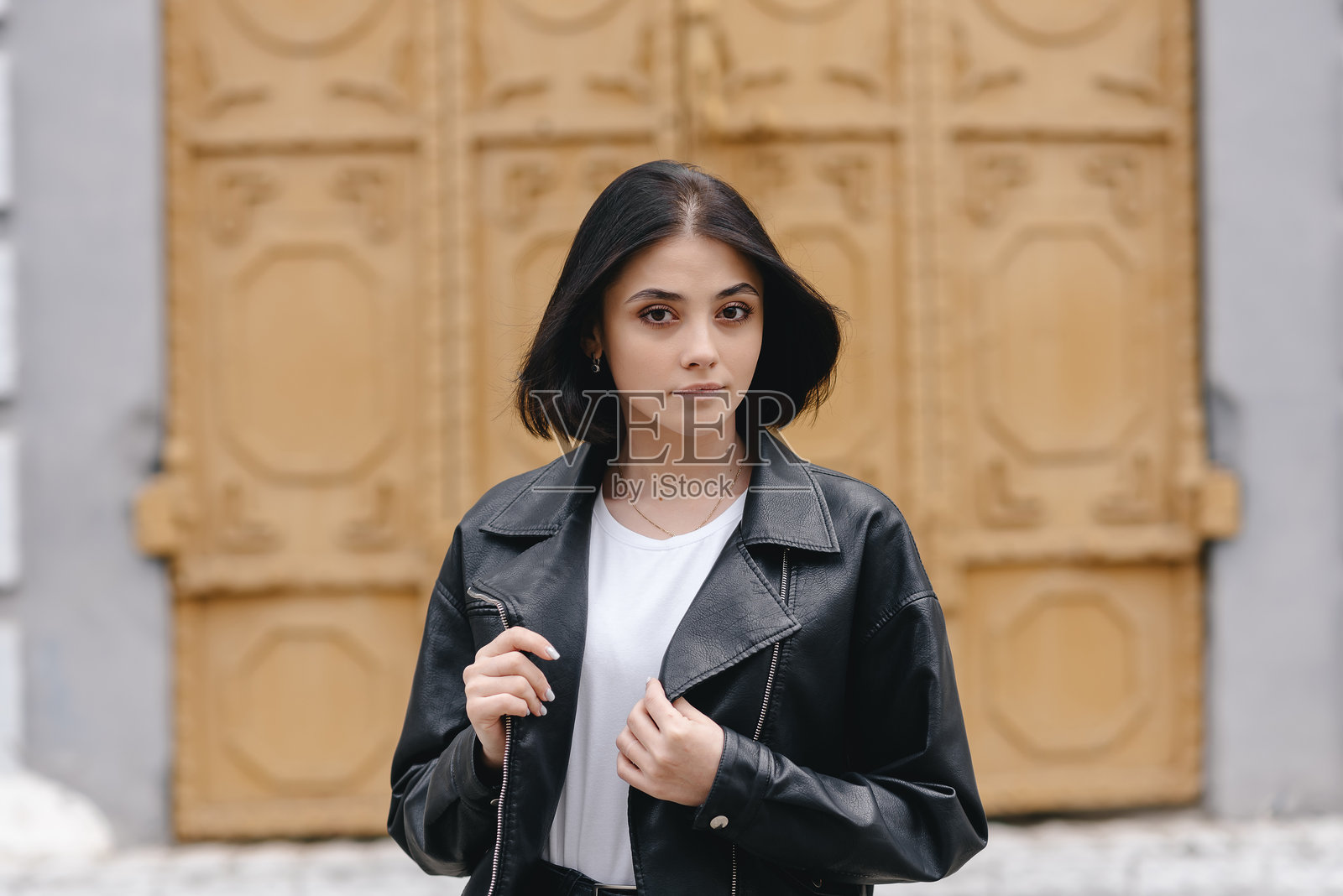 街头的年轻女性照片摄影图片