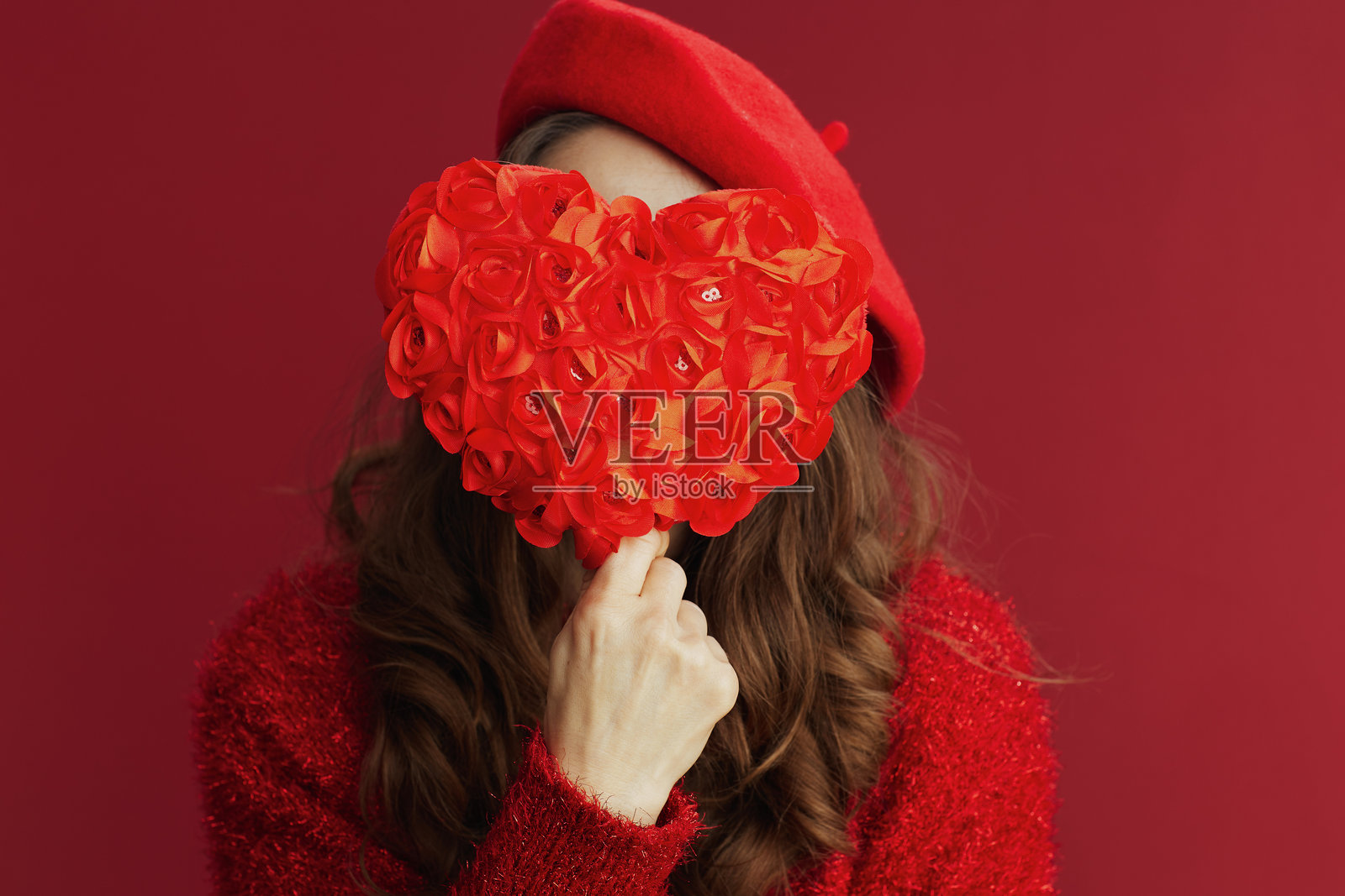 红色毛衣和贝雷帽的女性特写镜头照片摄影图片