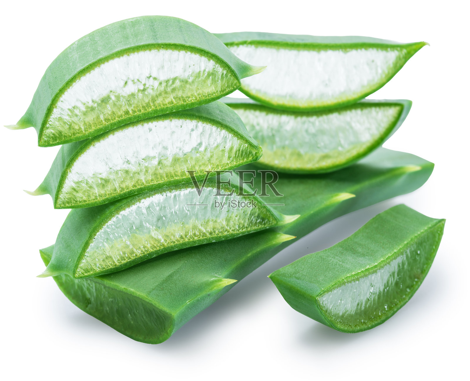 新鲜的芦荟叶切片,背景为白色。文件包含抠图路径。照片摄影图片
