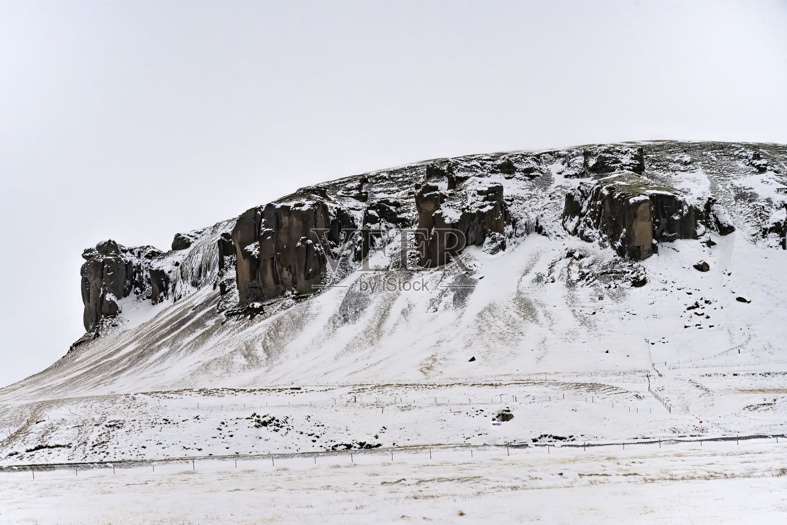 冰岛雪覆盖的山脉风景。自然,旅行,冬季背景或壁纸。照片摄影图片